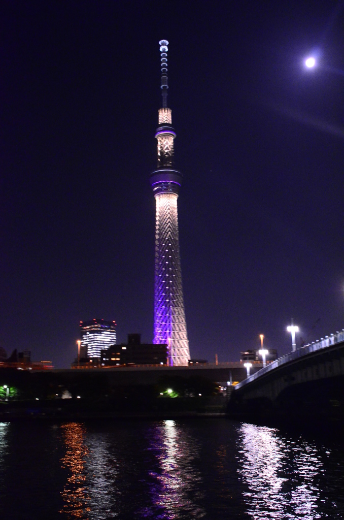 月と東京スカイツリー