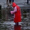 豪雨　あっという間に大きな水たまり