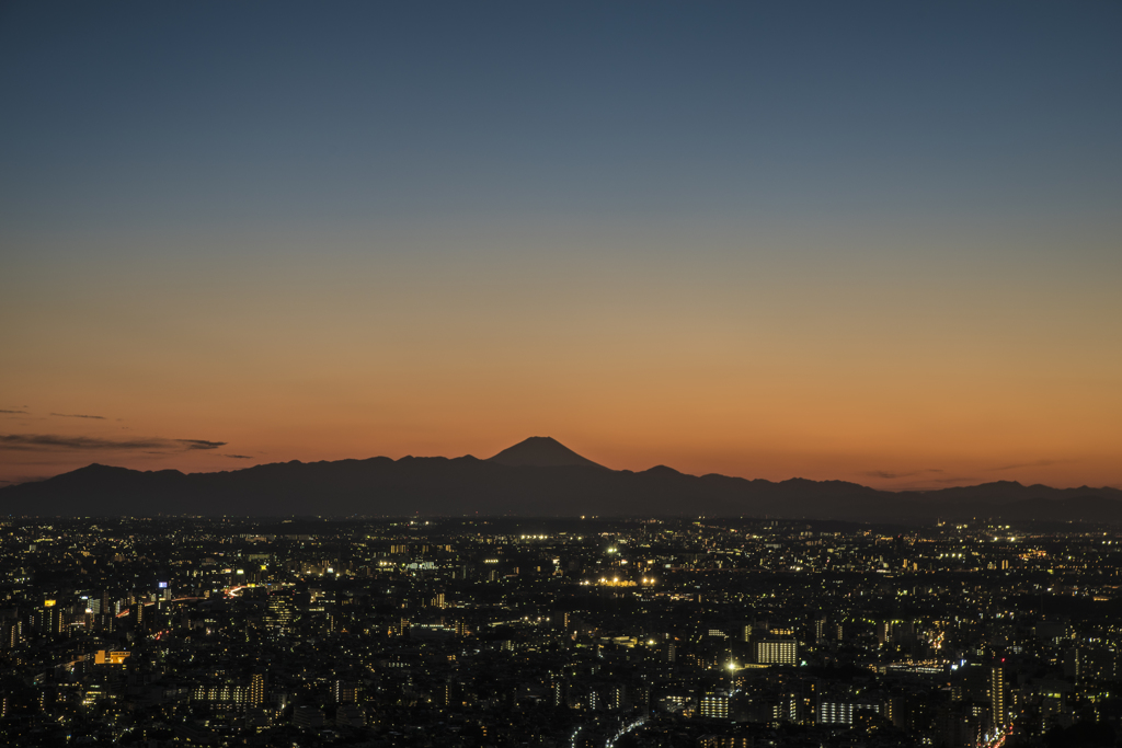 夕焼けに浮かぶ富士山