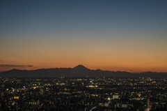 夕焼けに浮かぶ富士山