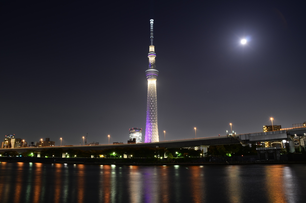 月と東京スカイツリー