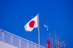 青空に揺れる国旗