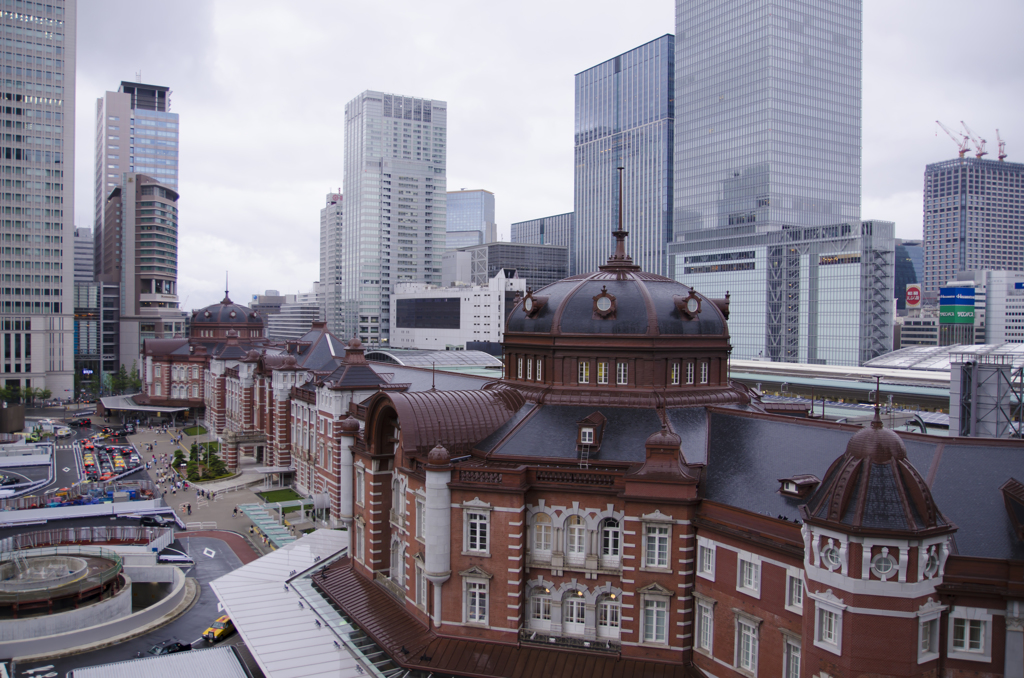 しっとり雨に濡れた東京駅