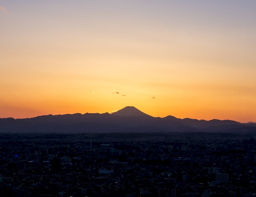夕焼けに浮かぶ富士山