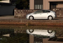 田んぼにプリウス