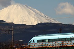 電車と富士1