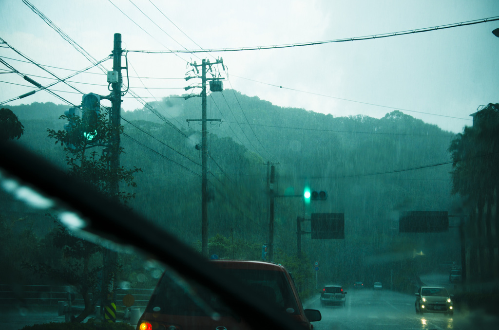 豪雨の交差点