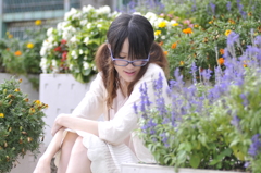 花に囲まれて