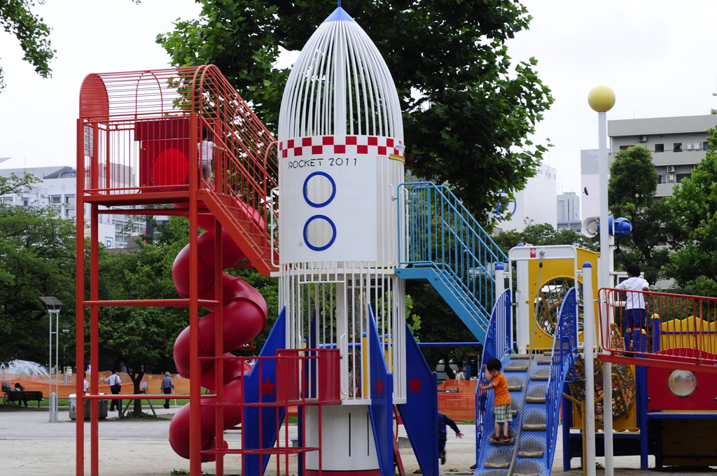 公園で戯れる子供たち