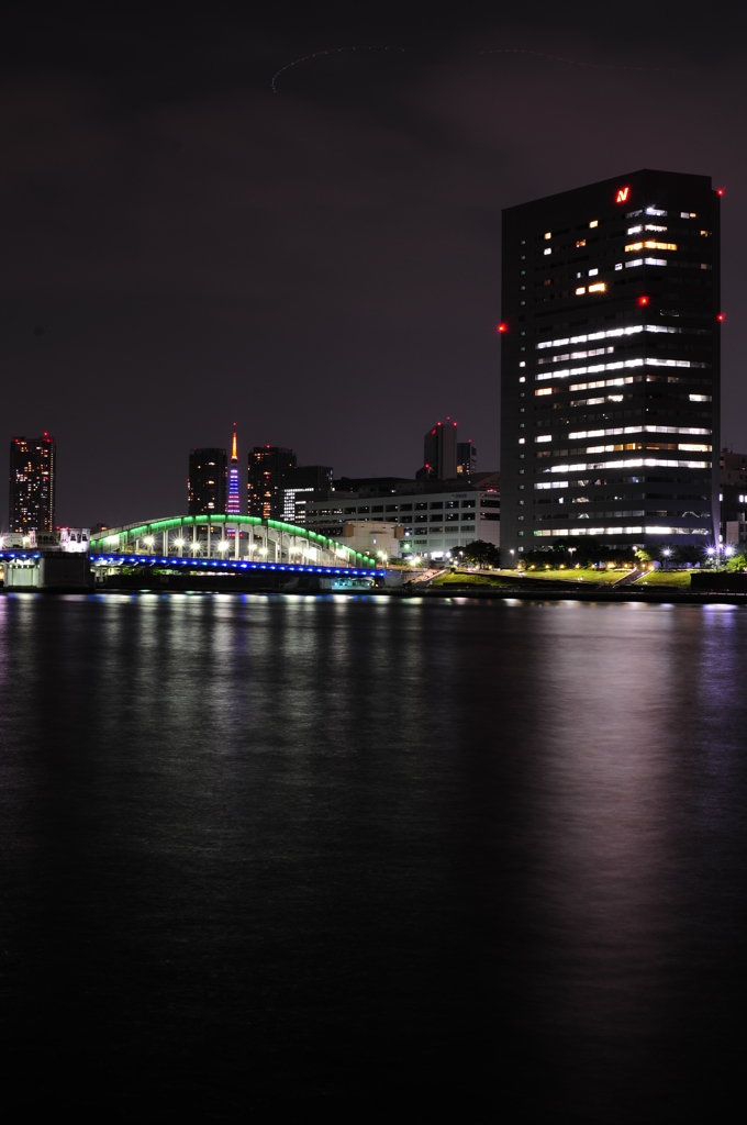 空と川面の狭間に
