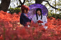 彼岸花畑の二人