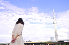 空とスカイツリーを眺めて