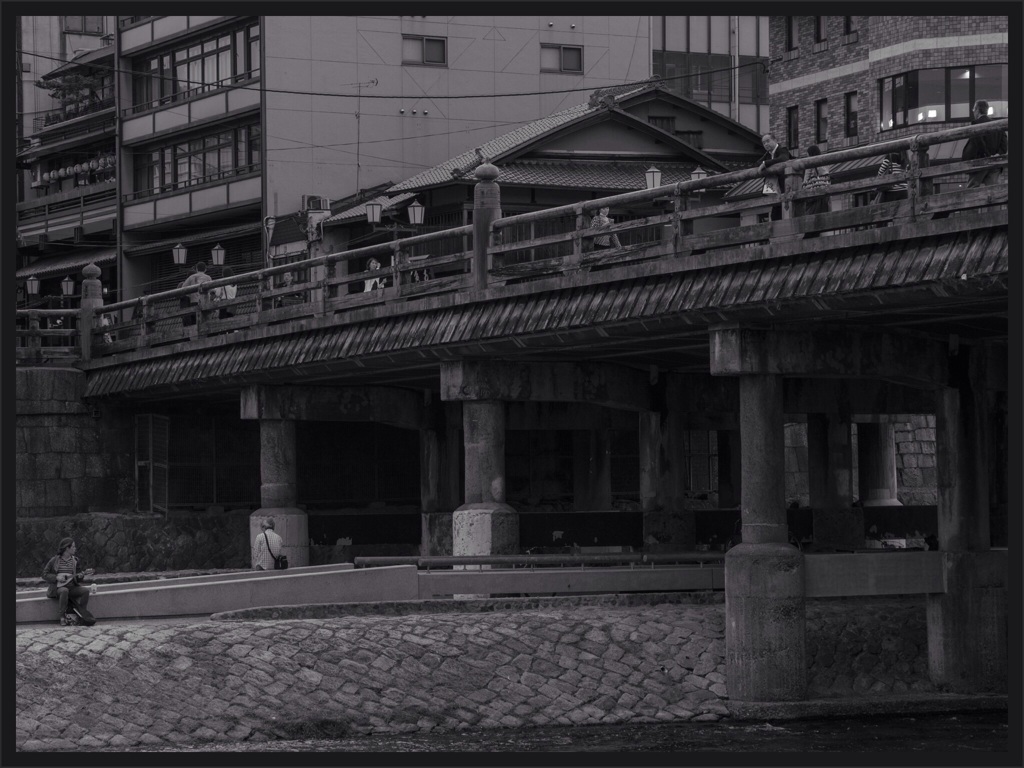 橋の下より愛をこめて