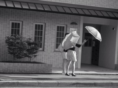 左手にも傘を