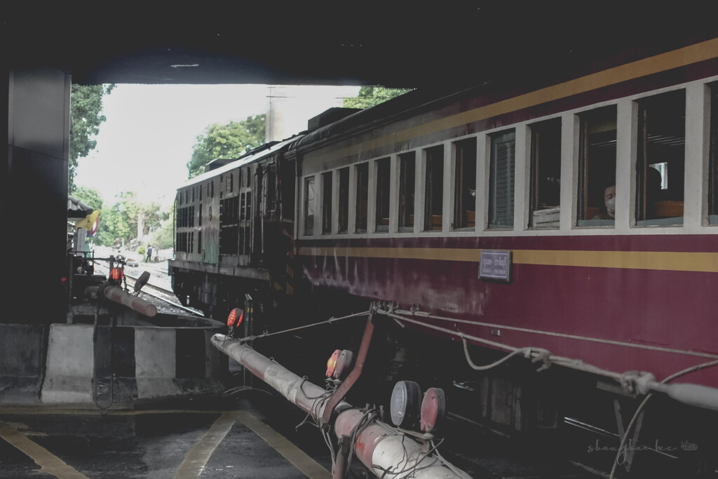 phaya thai railroad crossing