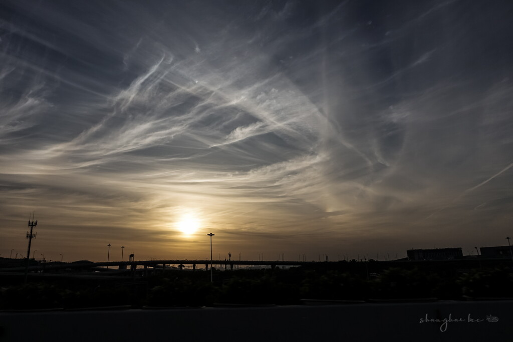 intersecting cirrus clouds
