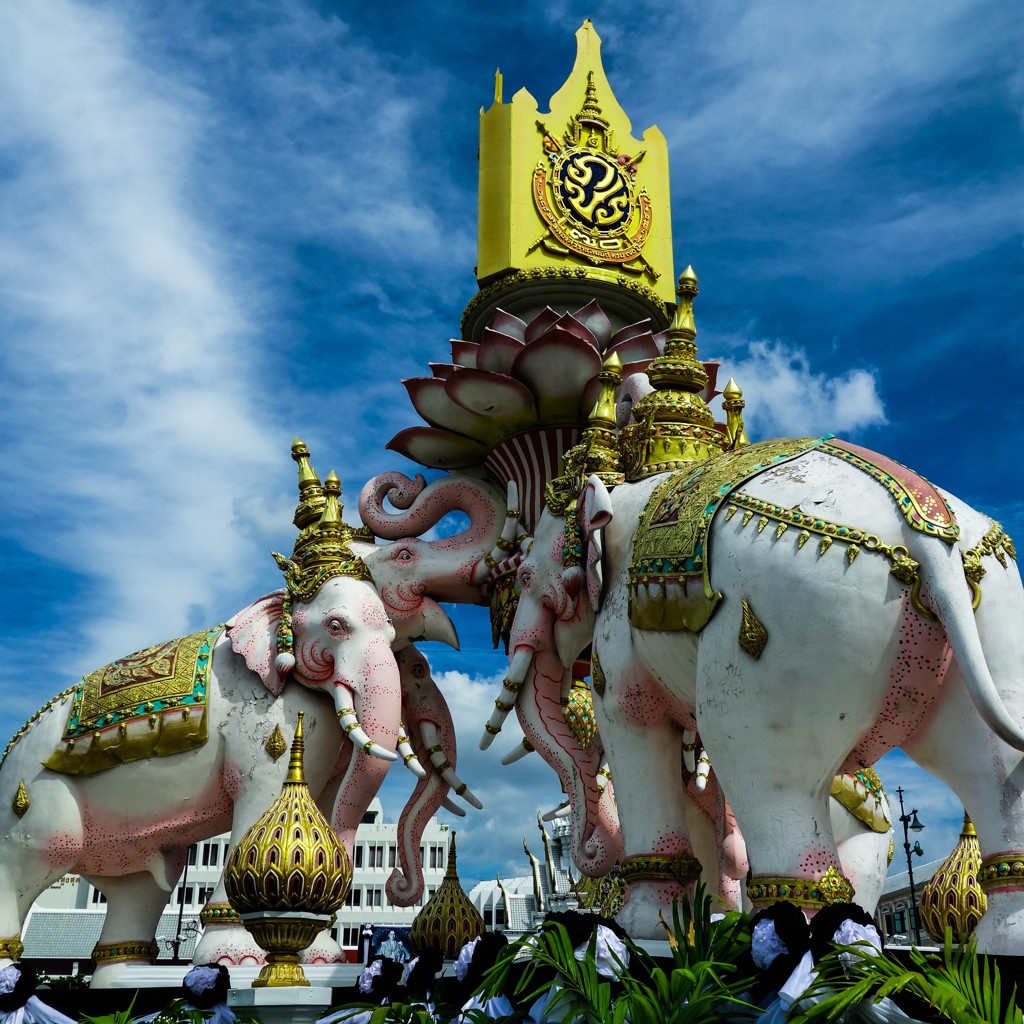 three elephant statue