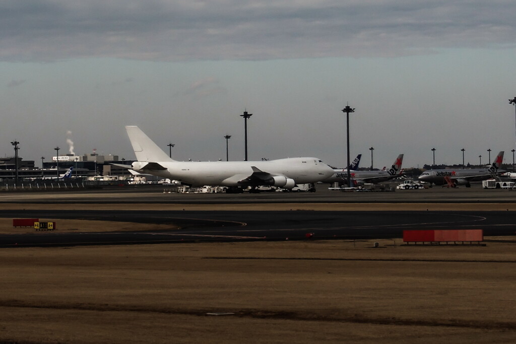 white Jumbo~atlas air