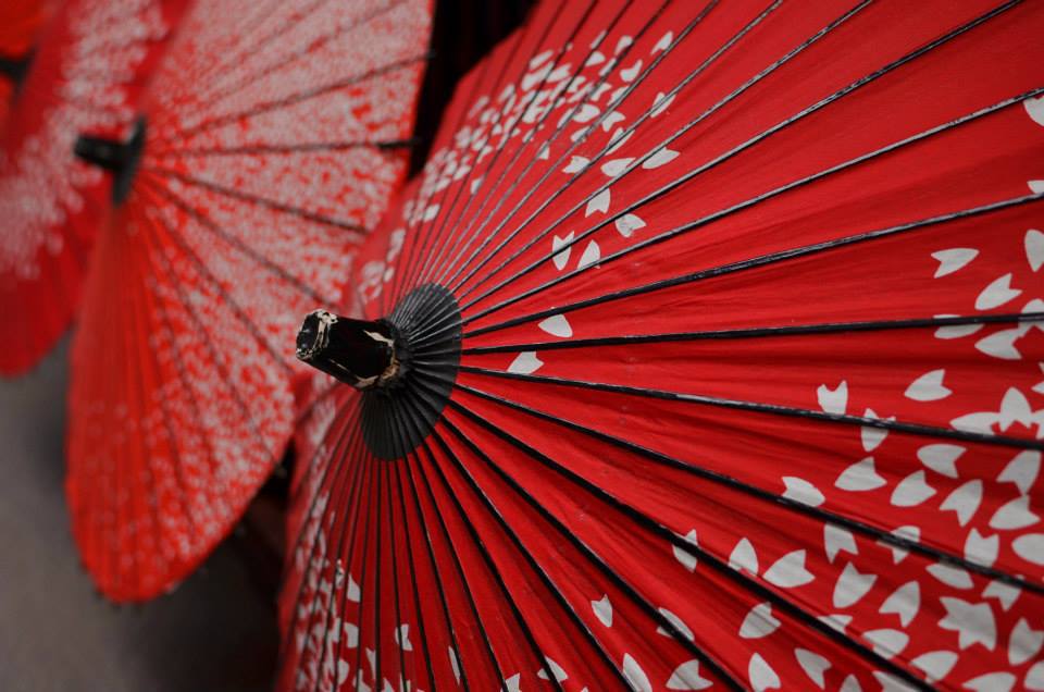 桜舞う