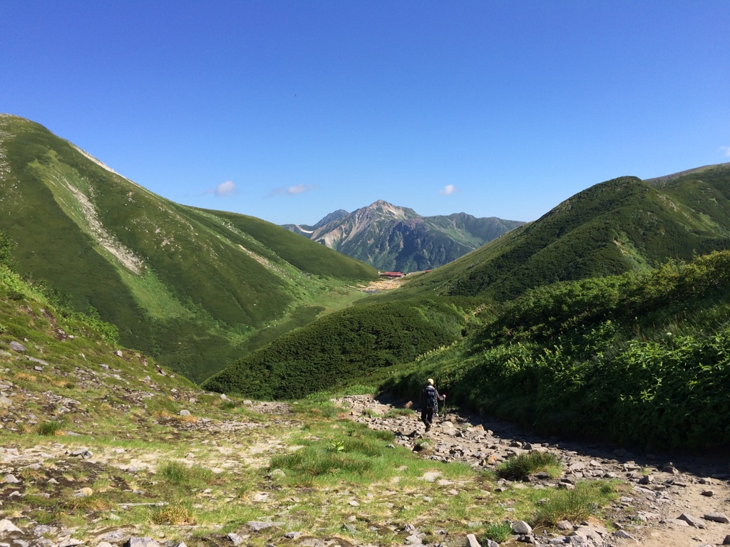 鷲が羽を広げたような山