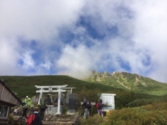 女人堂より頂上を望む