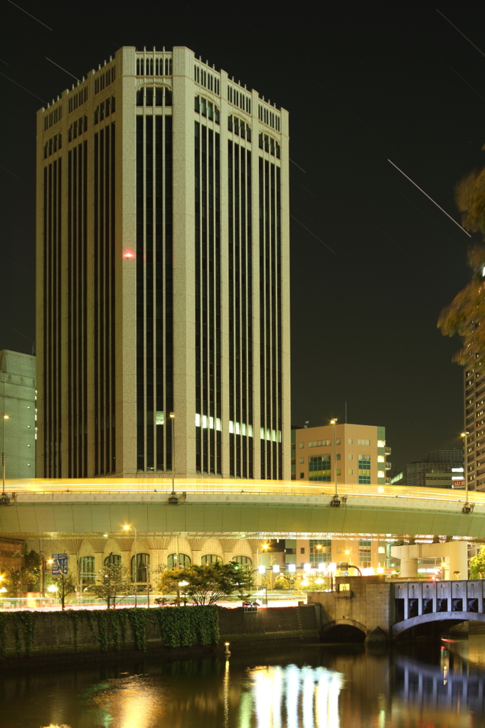 大同生命ビルとライトアップの錦橋