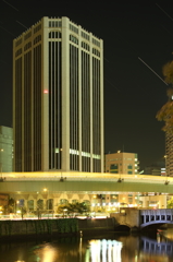 大同生命ビルとライトアップの錦橋