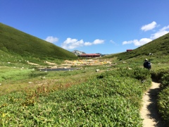 双六小屋と池とテント