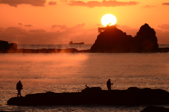 薄っすらと海霧