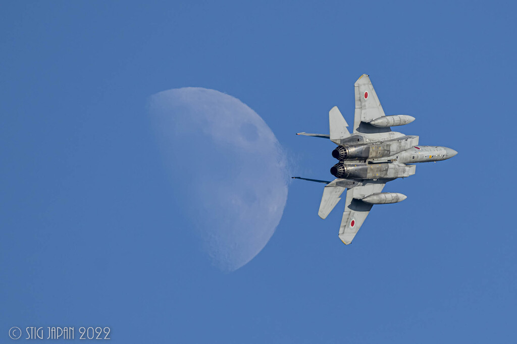 F15 passing the moon　2/11/2022
