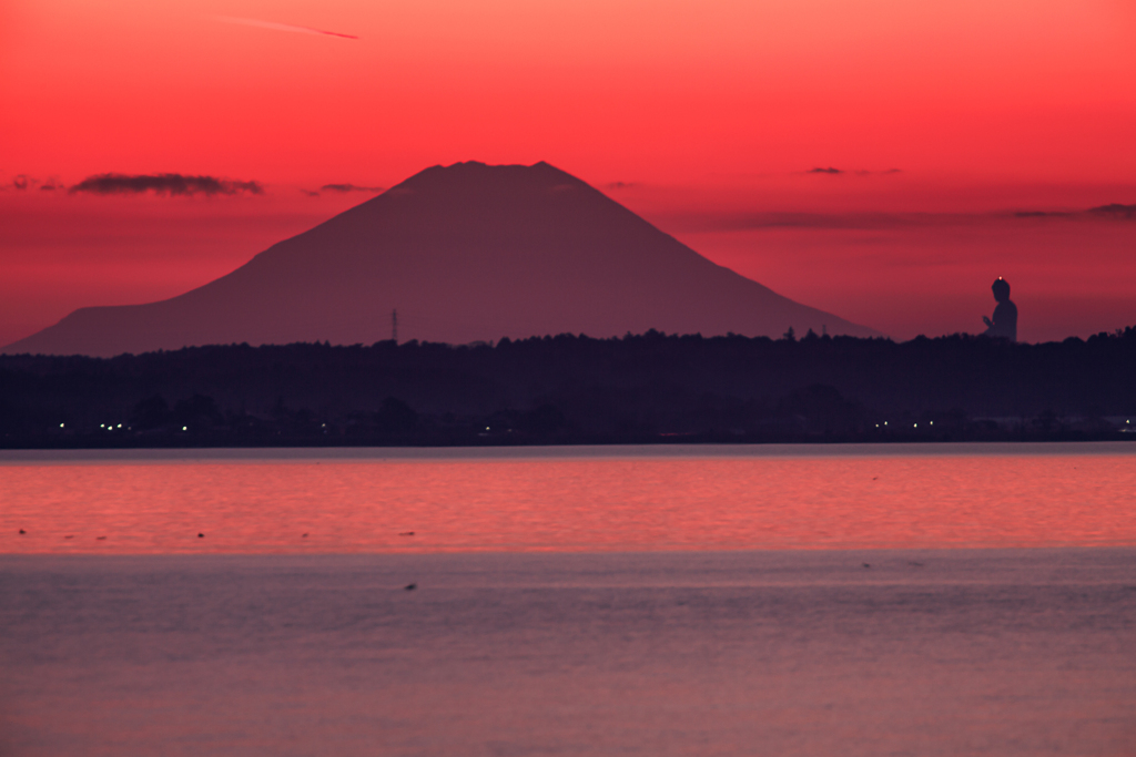 富士山を拝む大仏様