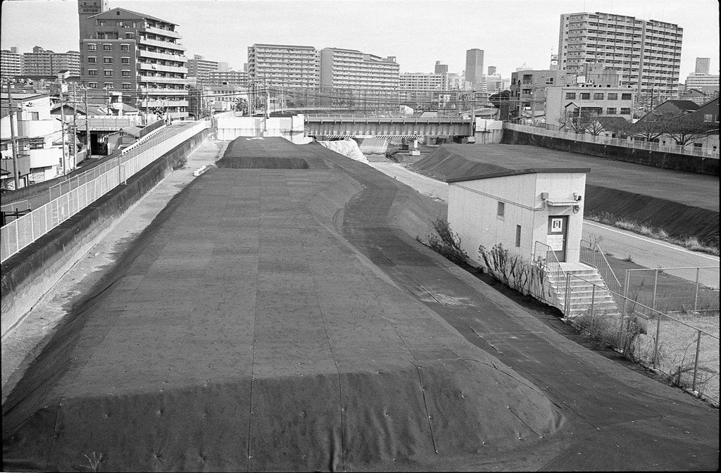 水のない川