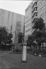 ビル間の公園