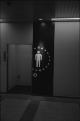 照らされる男