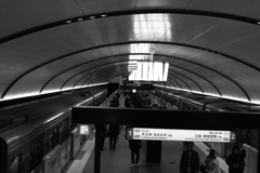 かまぼこ天井の駅１