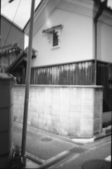 蔵とブロック塀