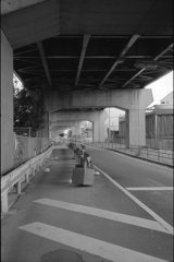 高架下の道