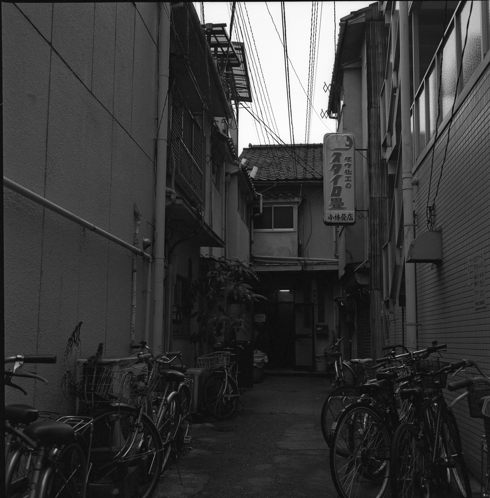 路地奥のアパート