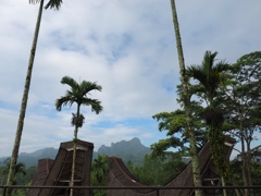 スラウェシ島の家と山