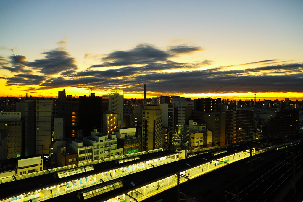 駅の朝は早い
