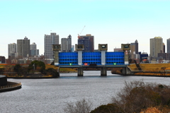 高層ビル群　と　水門