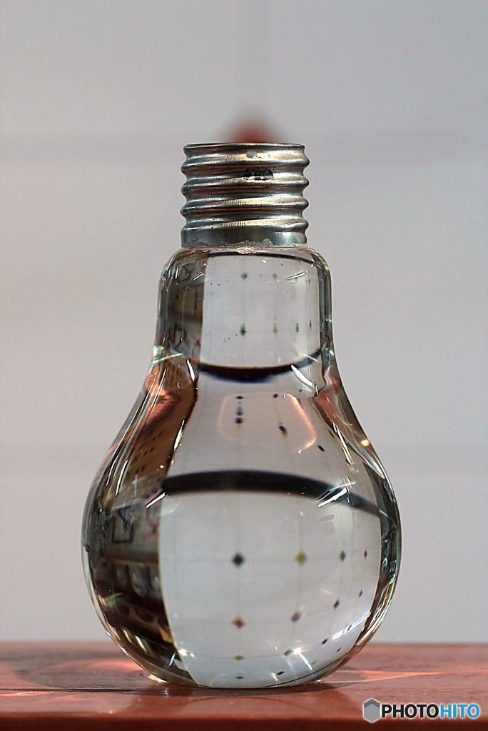 光りと遊ぶ　電球型ガラス花瓶　２