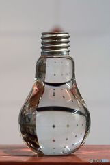 光りと遊ぶ　電球型ガラス花瓶　２