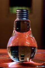 光りと遊ぶ　電球型ガラス花瓶　3