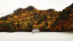 観光客は遊覧船に乗るのだ～。