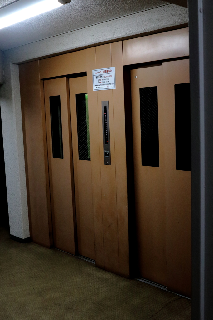 扉の向こうは奈落の底　　夜中のエレベーター