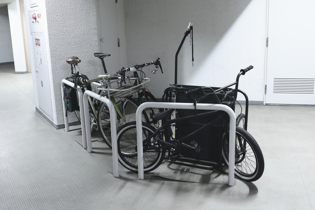 無機質な夜中の自転車置き場