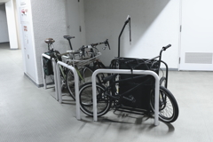 無機質な夜中の自転車置き場