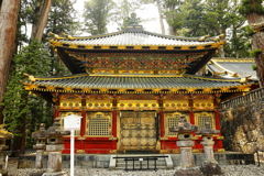 宙に浮いた　輪蔵（経蔵）