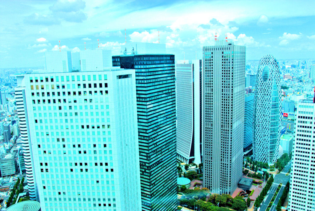 真夏の超高層ビル群